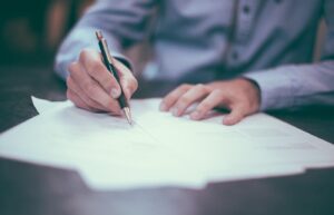 Verzekeringen voor ondernemers: documenten en koffie